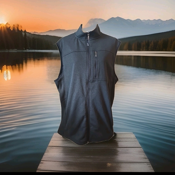 Izod Men's Black Vest - Picture 1 of 12